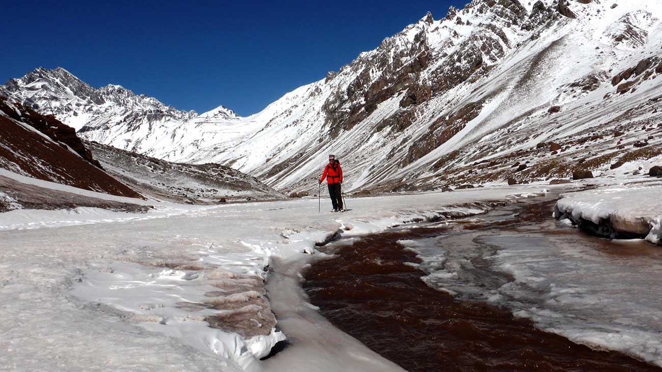 Río nevado en la cordillera de los Andes.