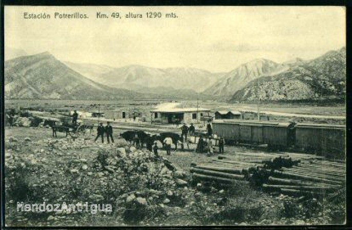 Construcción de la vieja estación ferroviaria de Potrerillos, hoy bajo las aguas del dique. (Gentileza foto: Mendoza Antigua)