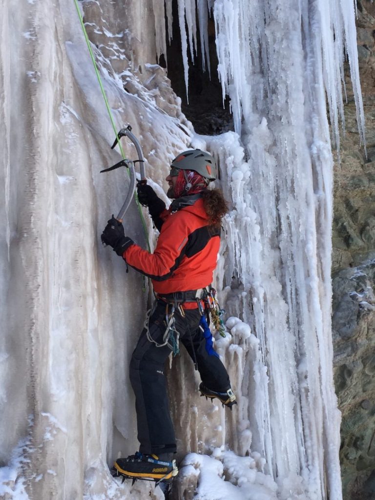 Chicho probando los verticales del Chorro durante curso de hielo 2016 nivel 1.